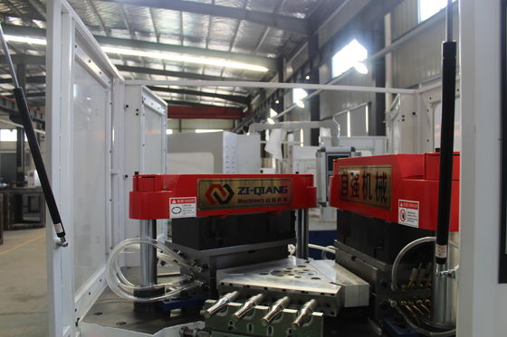 یک دستگاه قالب‌گیری تزریقی با خروجی بسیار بالا و قادر به تولید طیف نسبتاً متنوعی از بطری‌ها